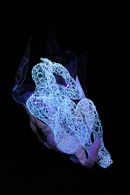  "In fiore" Scultura in acciaio inox intrecciato a mano luminescente e plexiglass modellato a mano, cm 110 x 70 x 84, 2019 P.U.
